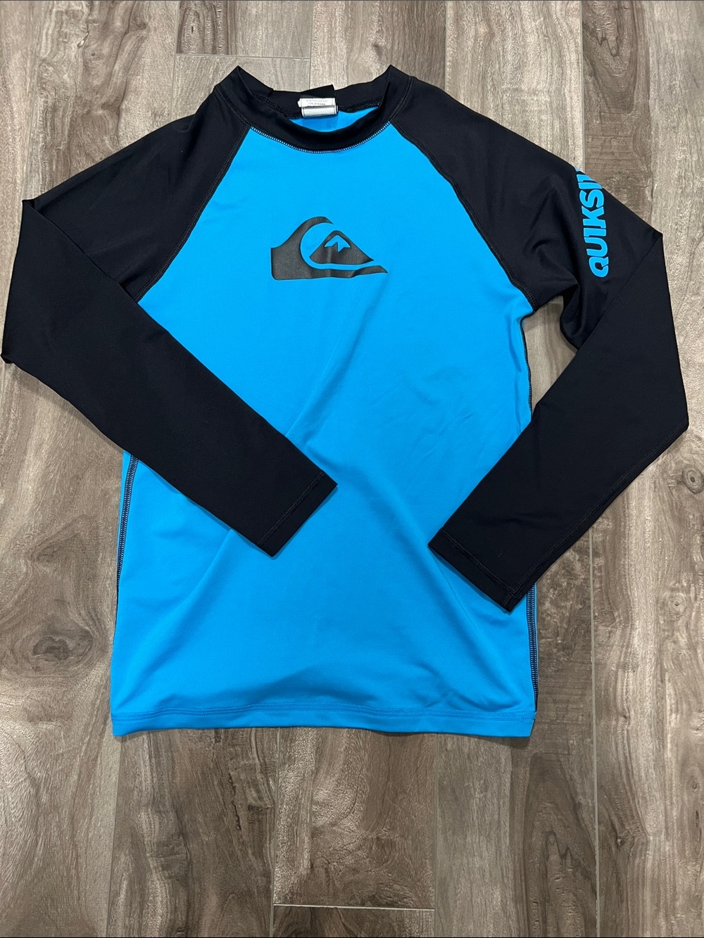 🔥🔥Quiksilver Long Sleeve Rashguard Shirt